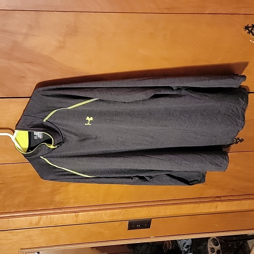 Under Armour heat gear dry fit top